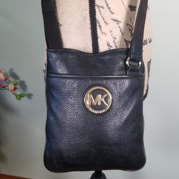Michael Kors Handbags - Michael Kors Leather Crossbody/Shoulder bag